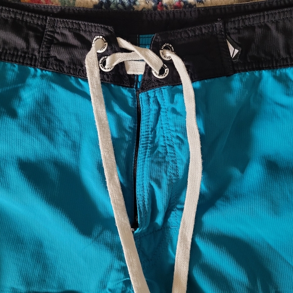 Size 36 Volcom Scallop MOD Tech Board Shorts Swim Trunks GENUINE EUC - Picture 3 of 9